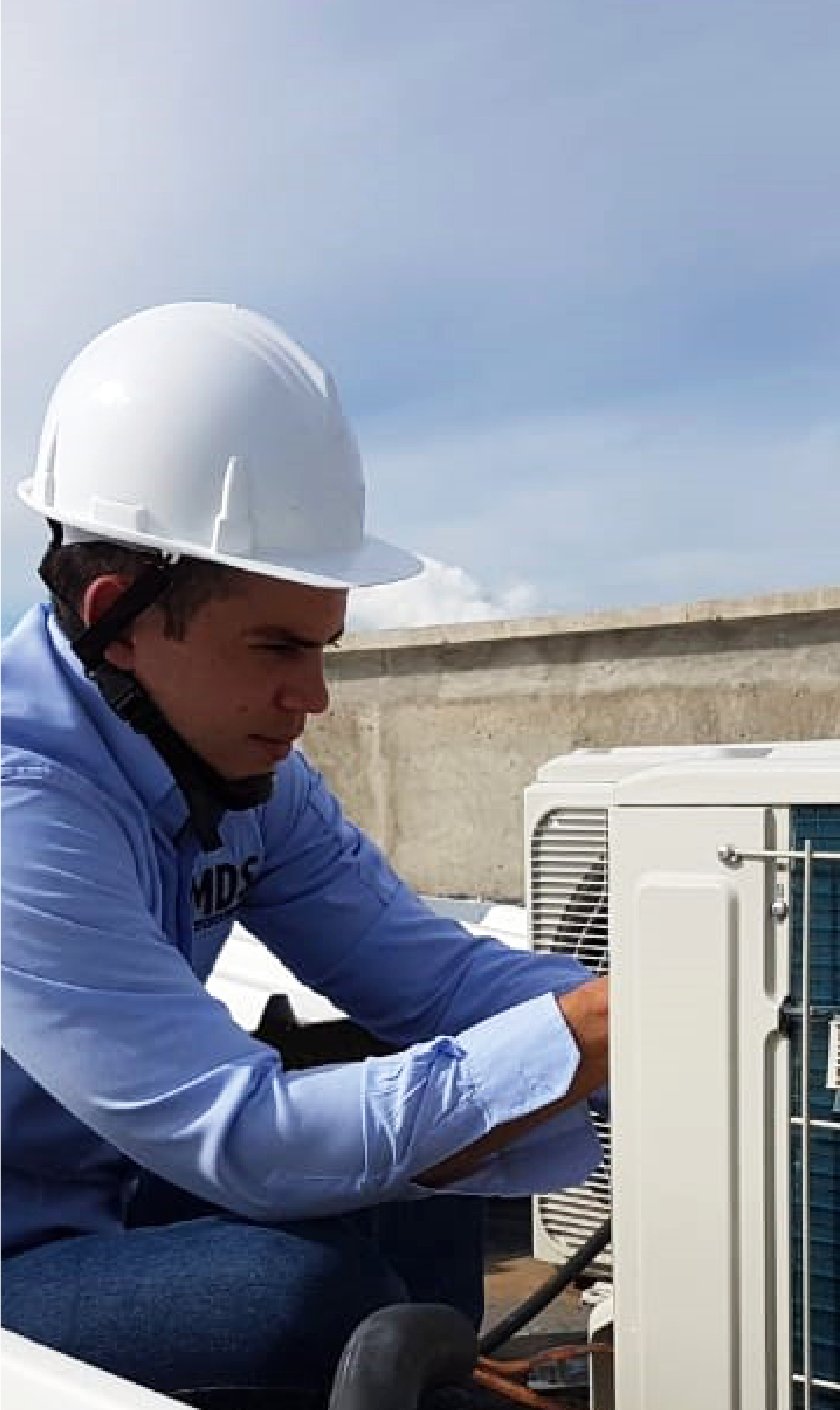 Técnico de MDS Ingeniería trabajando en un equipo de aire acondicionado